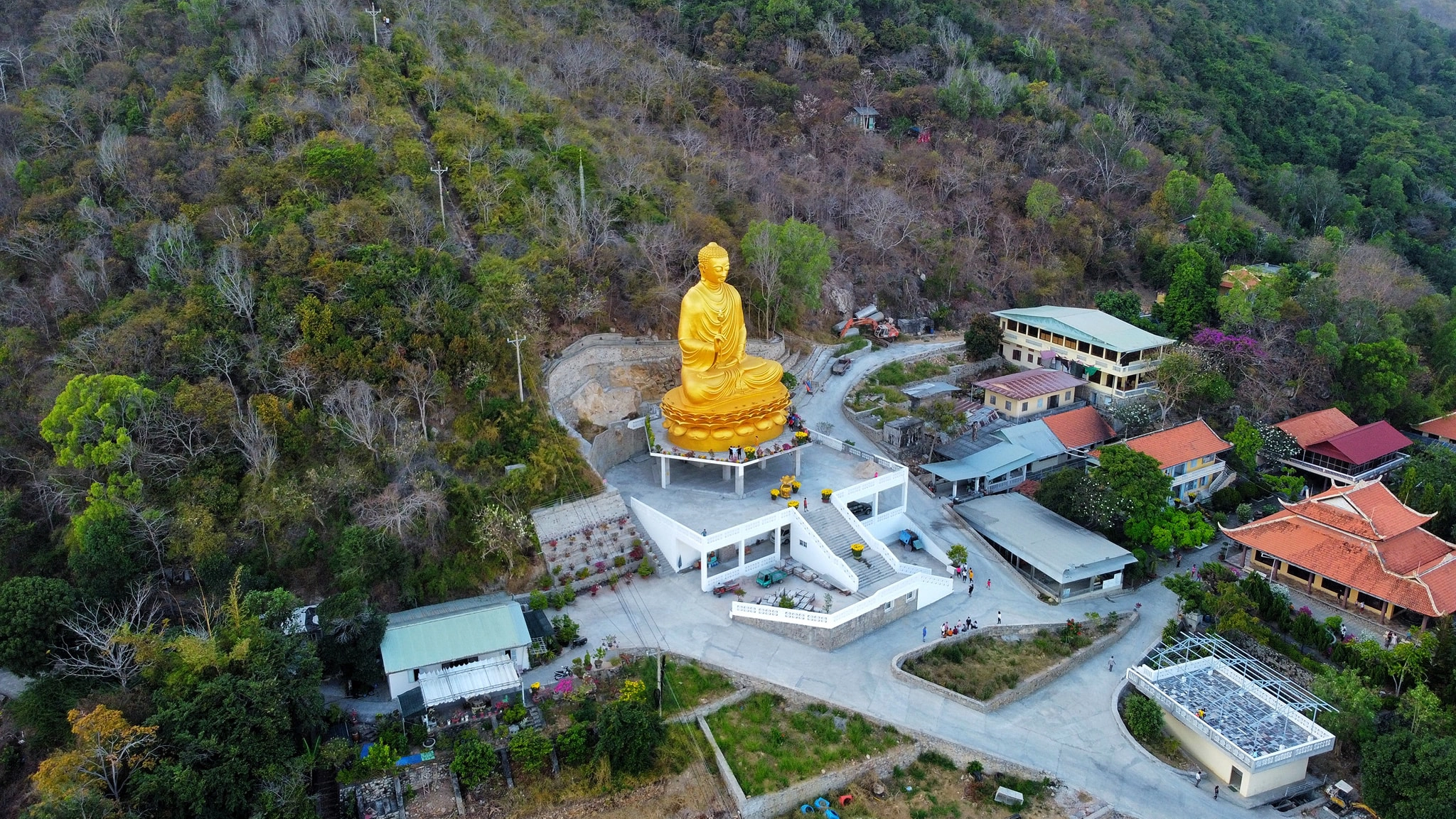 Cầu may đầu năm ở Thiền Viện Chơn Không có tượng Phật bằng vàng độc đáo