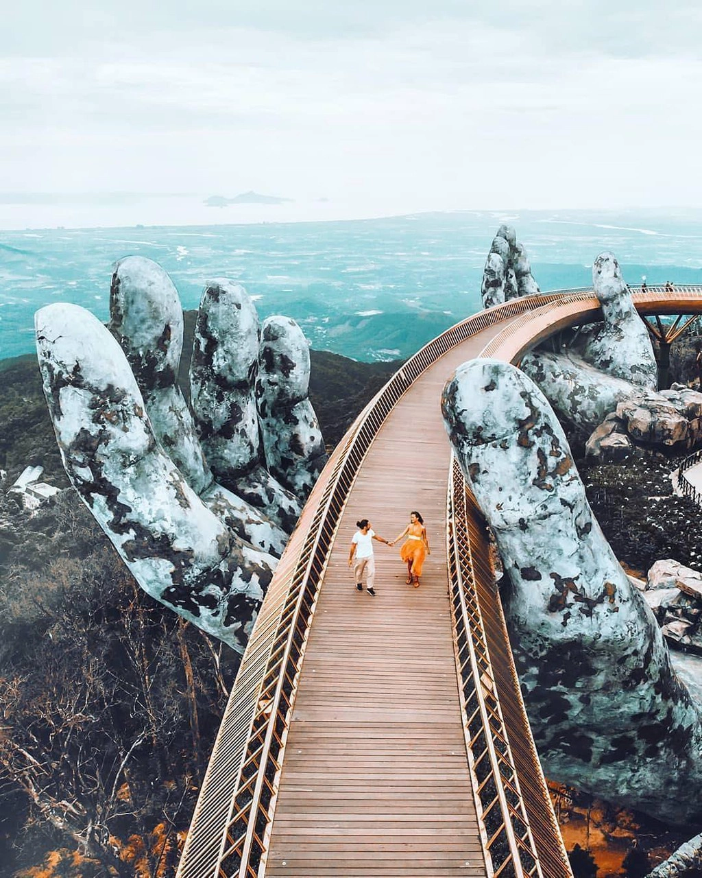 Cầu phun lửa và những cây cầu ấn tượng du khách ở Việt Nam