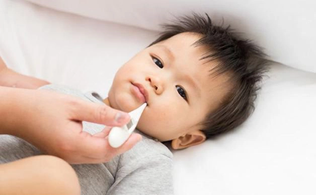 Chăm sóc trẻ sốt kèm test nhanh Covid 2 vạch như thế nào?