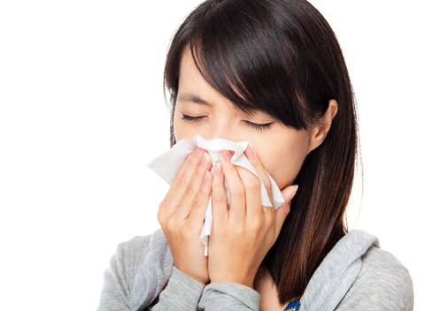 Chảy nước mũi màu vàng kèm đau đầu có sao không?