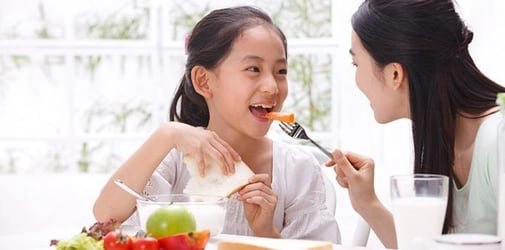 Chế độ dinh dưỡng cho trẻ dậy thì sớm