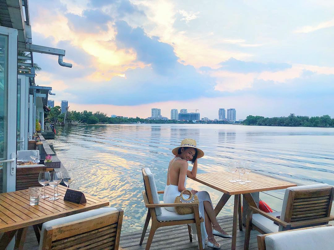 Check-in sang chảnh nhà hàng The Deck Sài Gòn view sông tuyệt đẹp bạn không thể bỏ lỡ