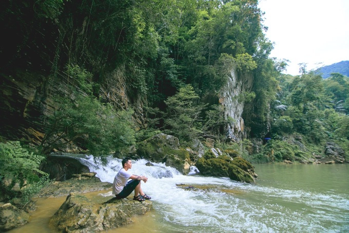 Chèo thuyền vượt sông, chạy đua xuyên hang động Tú Làn