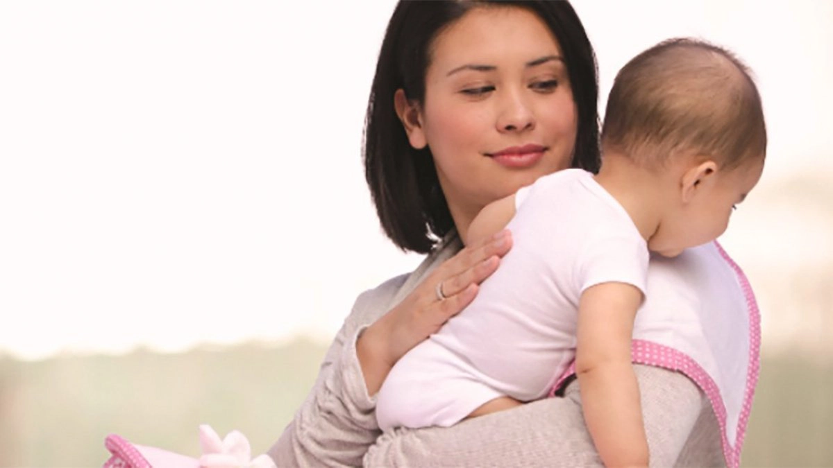 Cho trẻ vỗ ợ hơi có ảnh hưởng cột sống không?