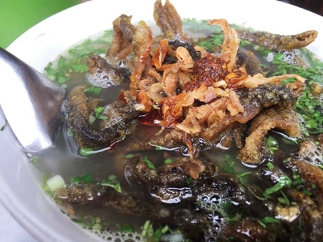 Chủ hàng Hà Nội đổ hàng chục nồi nước dùng để có món miến lươn ngon