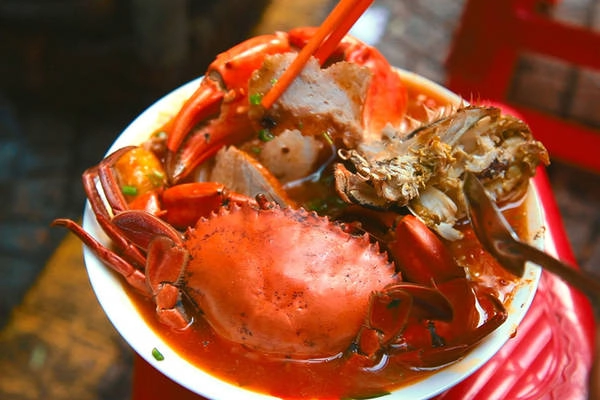 Có gì bên trong bát bánh canh ở vỉa hè Sài Gòn nhưng có giá tận… 240.000 đồng?