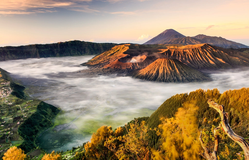 Có gì trong miệng núi lửa Bromo ở Đông Java, Indonesia?