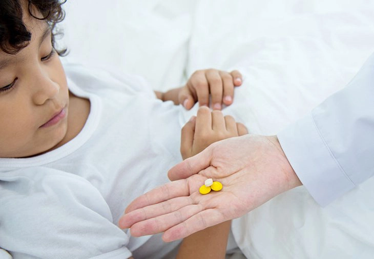 Có nên dùng thuốc trị ăn mòn chân răng cho bé?