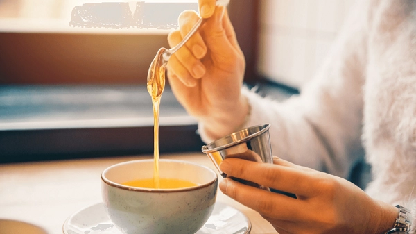 Có nên uống một thìa mật ong trước khi đi ngủ?