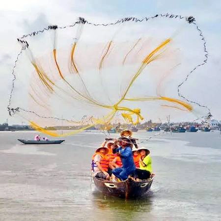 Cựu Tổng thống Phần Lan du lịch Hội An và học chèo thuyền thúng