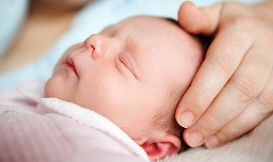 Đầu bé sơ sinh bị méo: Khi nào là bất thường?