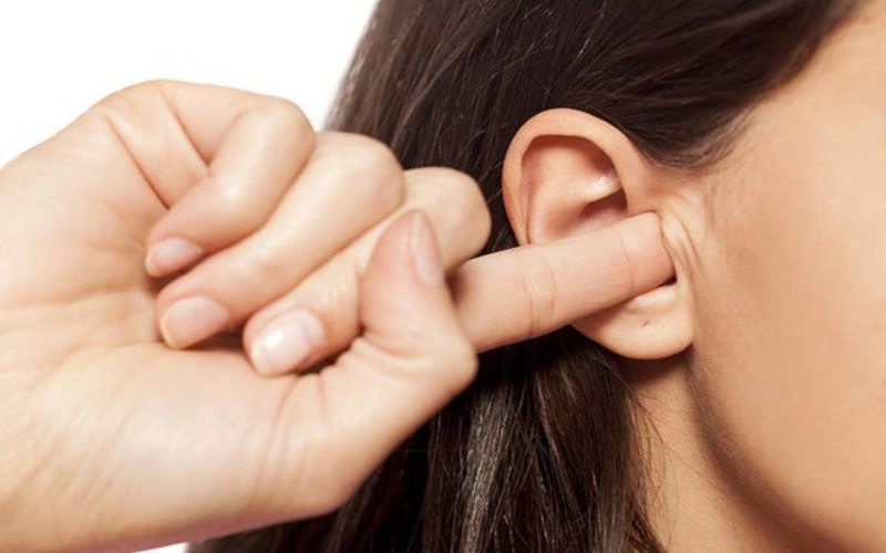 Đau đầu, đau mắt kèm ù tai có nguy hiểm không?