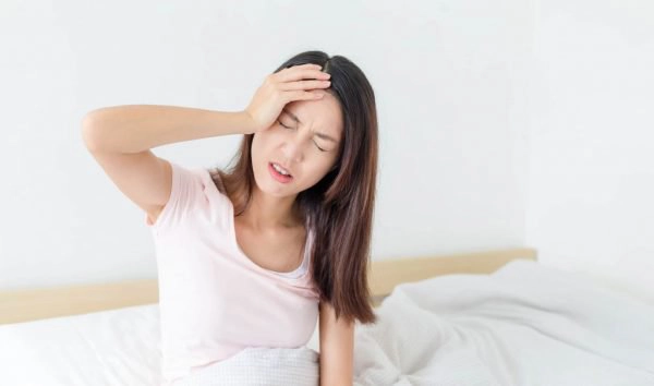 Đau đầu thường xuyên và nôn ói khi bị đau phải làm sao?