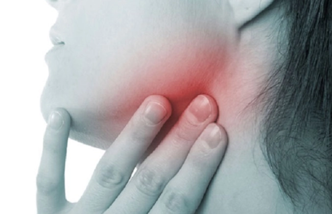 Đau dưới hàm, khó nhai kèm sốt có sao không?