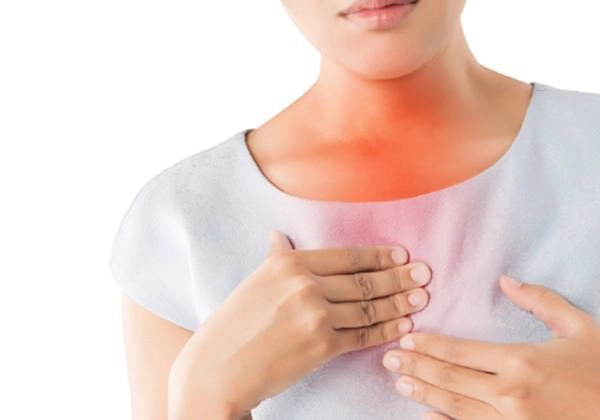 Đau giữa ngực khi ngủ kèm nôn nhiều sau ăn có sao không?