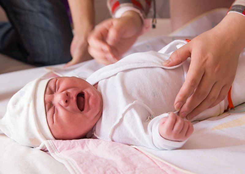 Dấu hiệu thoát vị bẹn ở bé gái