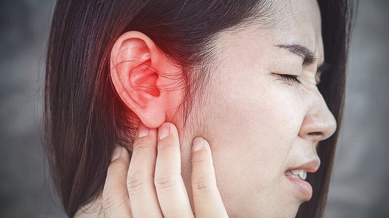 Đau tai, sưng kèm chảy dịch vàng có sao không?