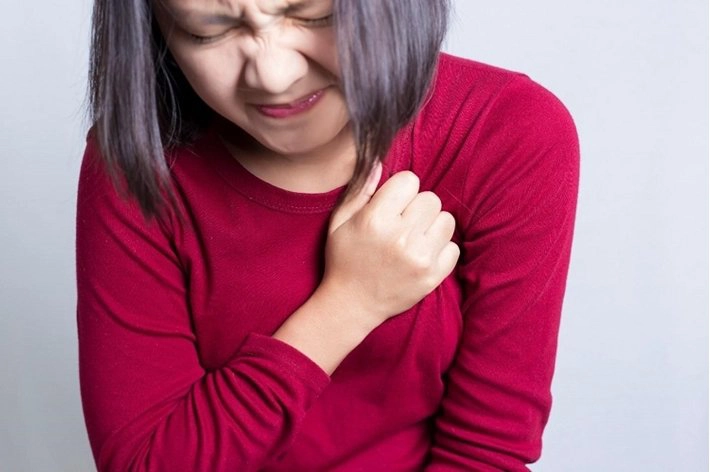 Đau thắt ngực trái khi sặc nước nên đi khám không?