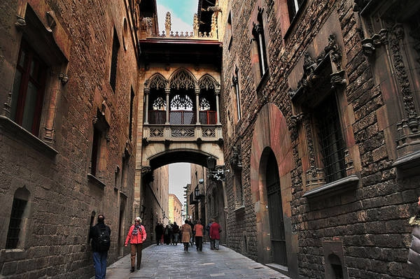 Đến Barcelona không chỉ có bóng đá