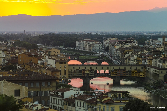 Đến Florence, đừng bỏ qua cơ hội ngắm hoàng hôn rực rỡ sắc màu