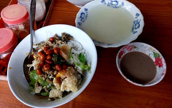 Đến Huế, ăn cơm hến đúng điệu ở cồn Hến