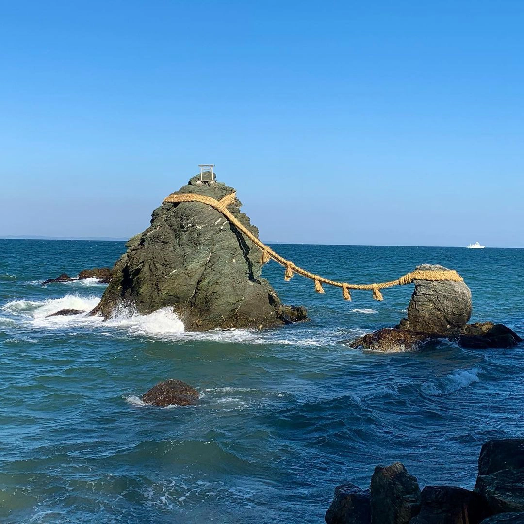 Đến Nhật Bản hãy ghé thăm cặp đá vợ chồng trong vịnh Futami