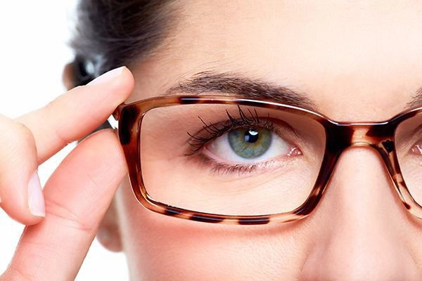 Điều trị cận thị kèm loạn thị dưới 1 độ bằng kính Ortho K được không?