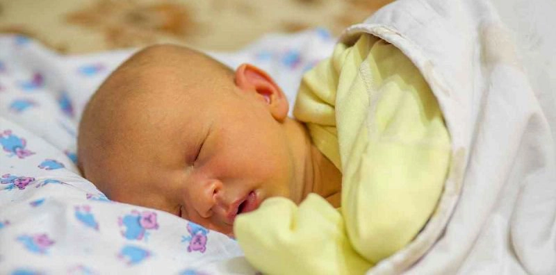 Điều trị và cách chăm sóc trẻ sơ sinh bị vàng da