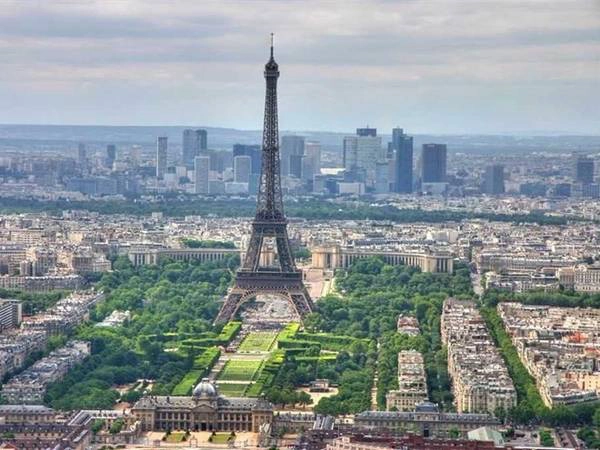 Đỉnh tháp Eiffel có một căn nhà