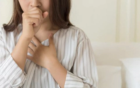 Đờm nhiều ở cổ họng kèm khạc ra máu tươi có sao không?