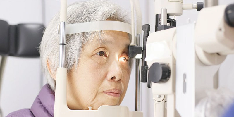 Đồng tử không giãn tốt khi phẫu thuật thay thủy tinh thể là sao?