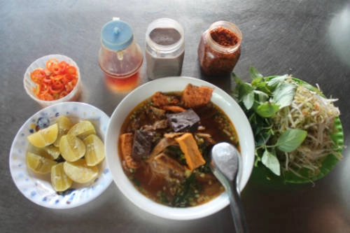 Du lịch Côn Đảo thưởng thức bún riêu cua và cơm tấm