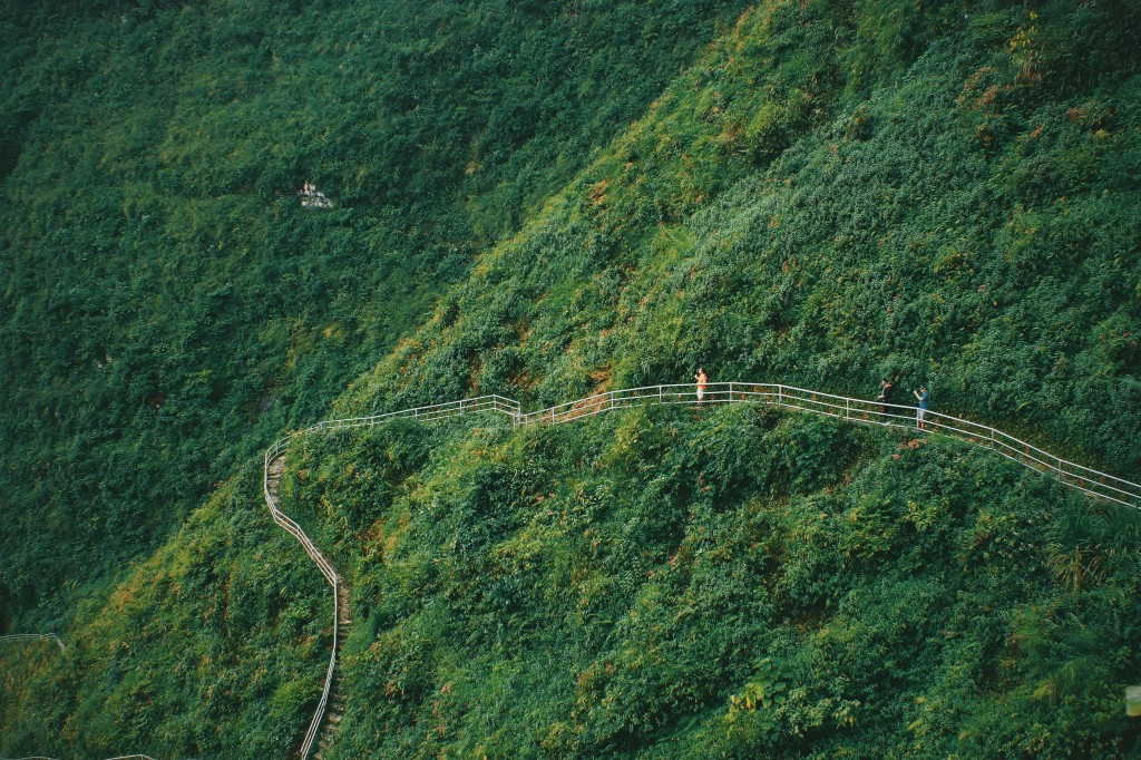 Du lịch Hà Giang trải nghiệm cung đường đi bộ sát vách núi nguy hiểm nhất Việt Nam