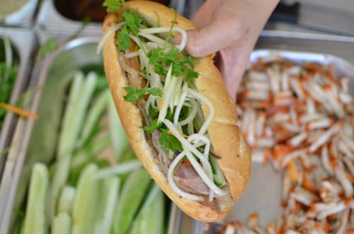 Du lịch Hà Nội thưởng thức bánh mì kẹp ngon nức tiếng