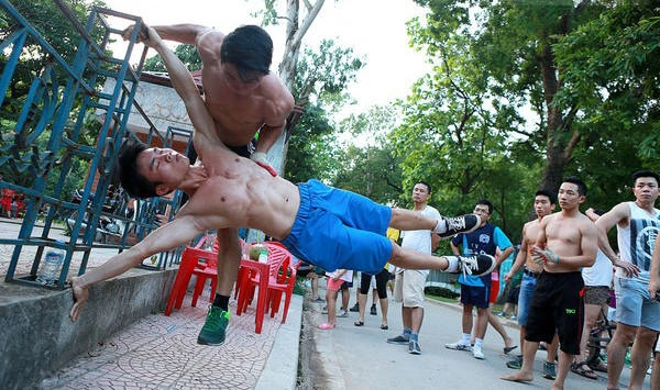 Du lịch Hà Nội xem Street Workout tạo cơ 6 múi