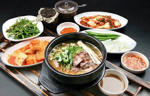 Du lịch Hàn Quốc đừng quên thưởng thức “Dwaeji gukbap”
