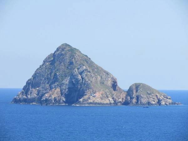 Du lịch Nha Trang ghé thăm đảo yến có bãi tắm đôi tự nhiên