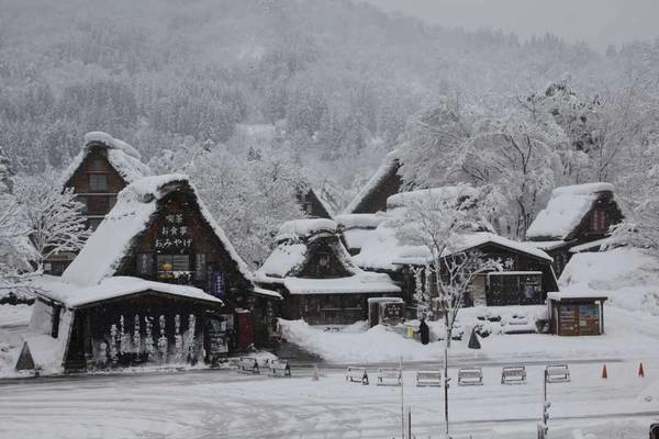 Du lịch Nhật Bản chiêm ngưỡng ngôi làng cổ Shiarakawa đẹp tuyệt trong tuyết trắng