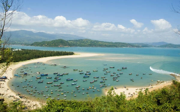Du lịch Phú Yên đâu chỉ ‘hoa vàng với cỏ xanh’