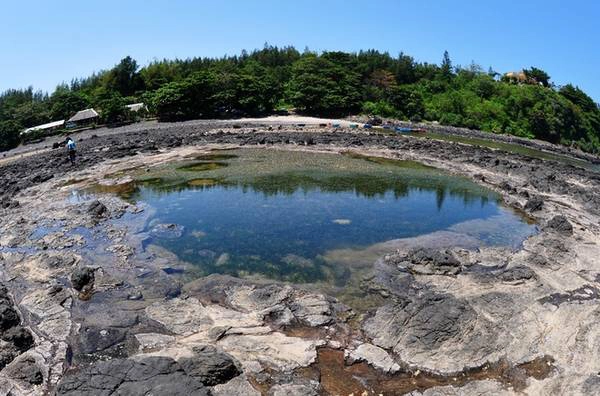 Du lịch Quảng Ngãi khám phá dấu tích miệng núi lửa cổ ở vùng biển Bình Châu