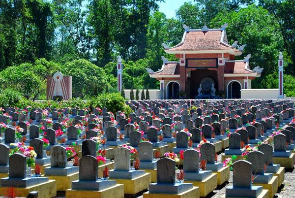 Du lịch Quảng Trị 27/7 về thăm nghĩa trang liệt sỹ Trường Sơn