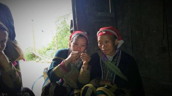 Du lịch Sapa theo chân phụ nữ Dao đỏ khám phá văn hóa bản Tả Phìn