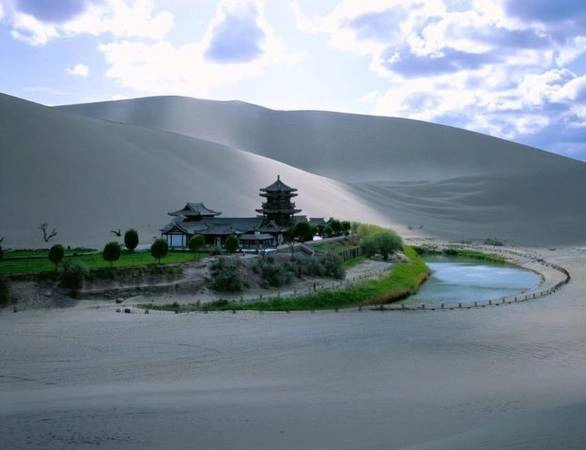 Du lịch Trung Quốc khám phá Đôn Hoàng - hòn đảo xanh cô đơn giữa sa mạc khô cằn
