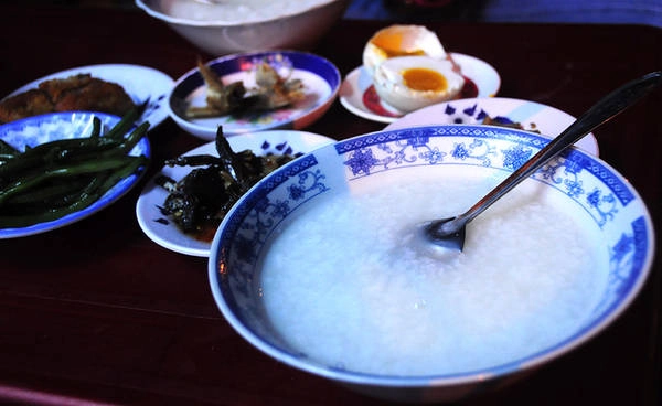 Đủ món ‘mồi’ ngon ăn cùng cháo trắng đêm Sài Gòn