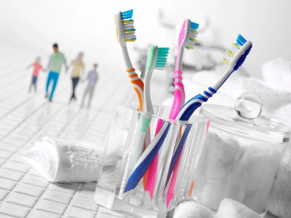 Dùng chung bàn chải với người nhiễm HIV có nguy cơ lây nhiễm không?