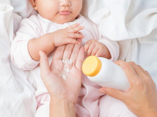 Dùng phấn rôm cho trẻ có an toàn?