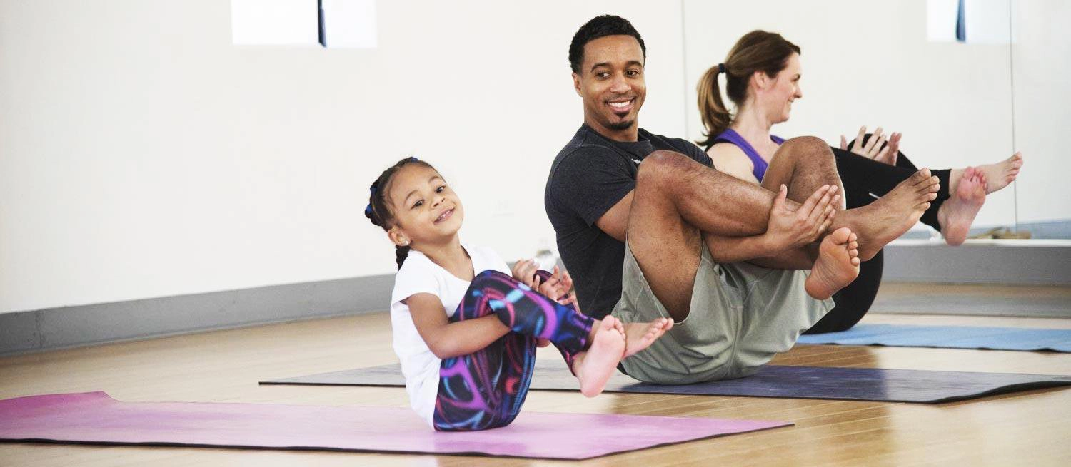 Family Yoga: “Liều thuốc tự nhiên” gắn kết các thành viên trong gia đình