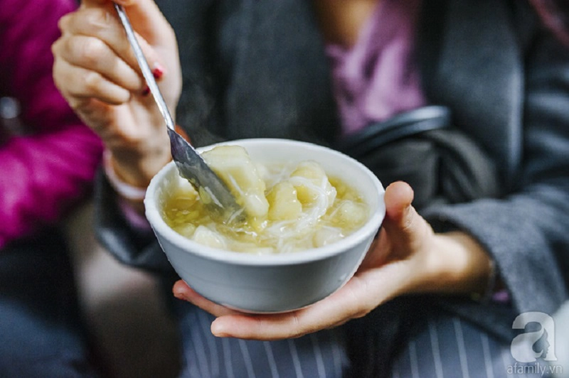 Gánh chè trôi nhân thịt 30 năm nép bên ngõ Đê Tô Hoàng, chừng 2 tiếng bán cả chục thùng hết veo