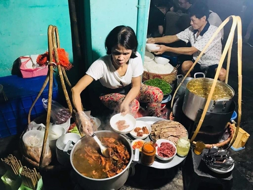 Gánh phở giữa đêm khách phải xếp hàng chờ ở Hà Nội