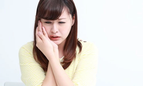 Gãy lún xoang xương hàm, cung gò má di lệch ít có sao không?
